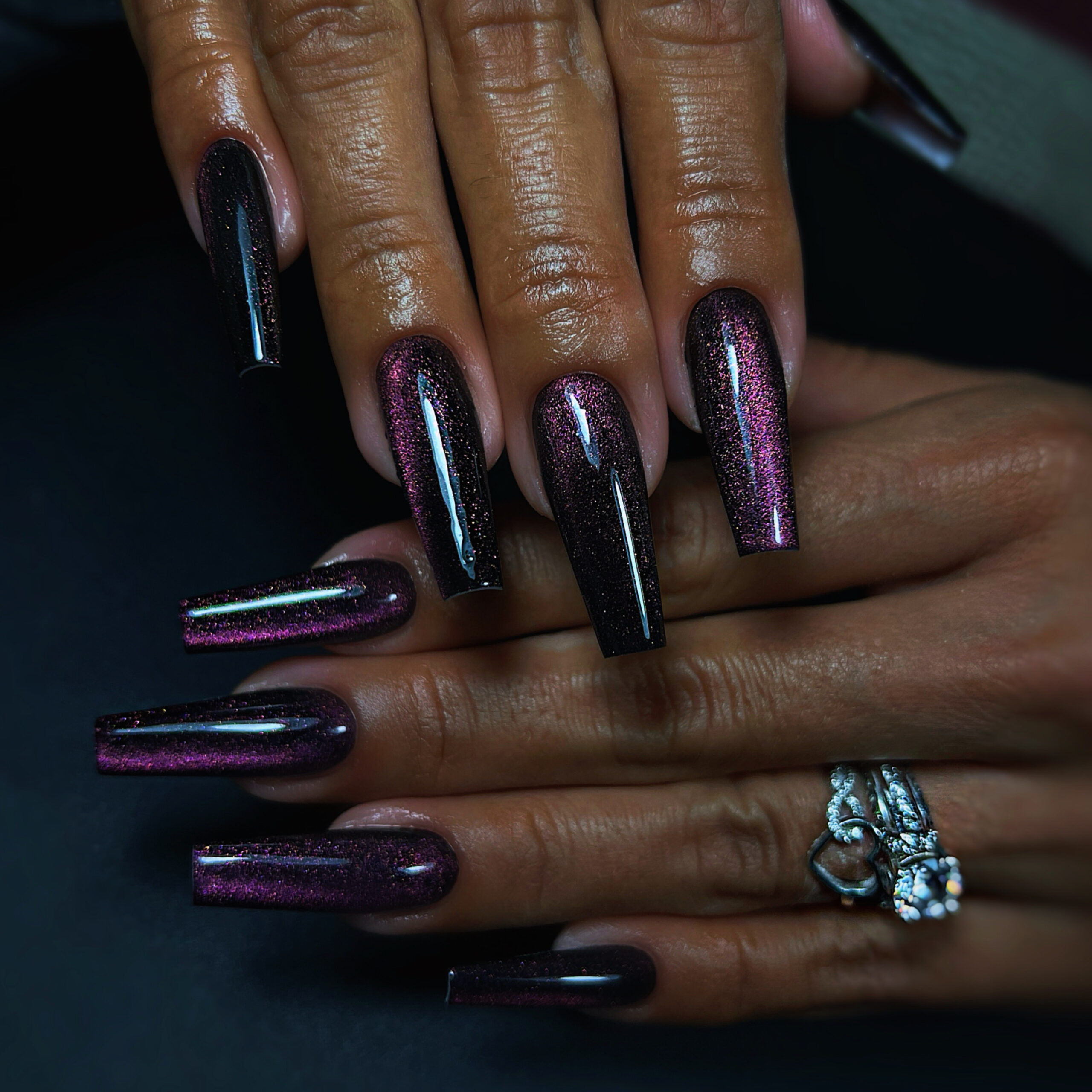 Dolgi gel nohti v temno slivasti barvi z bleščicami, delo studia Dior Nail Studio