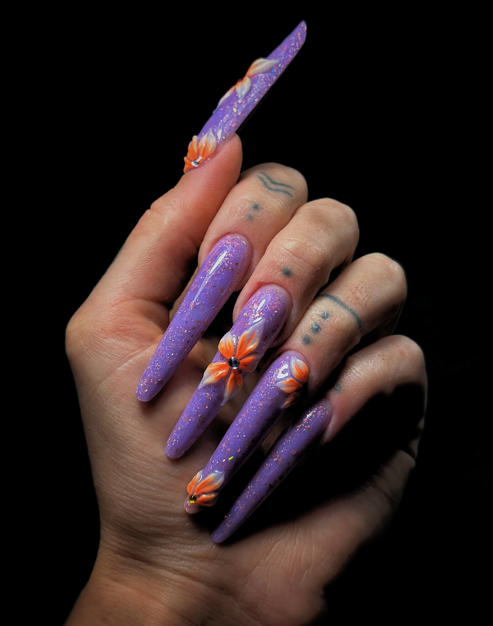 Podaljšani nohti s poslikavo, delo studia Dior Nail Studio v Ljubljani