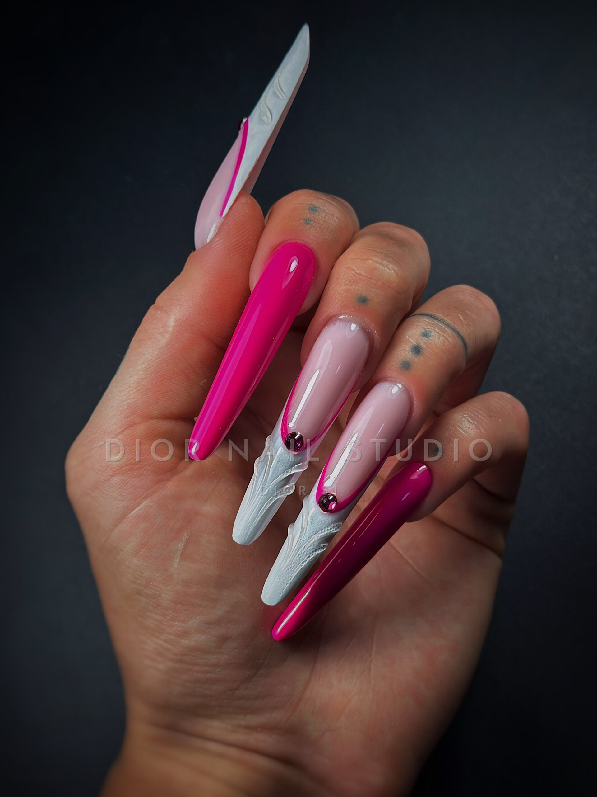 Roza in beli gel nohti oblike coffin, delo studia Dior Nail Studio