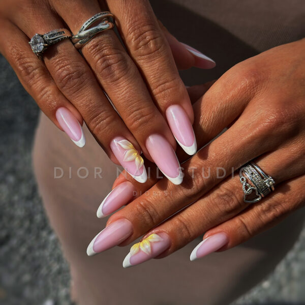 Nohti iz studia Dior Nail Studio