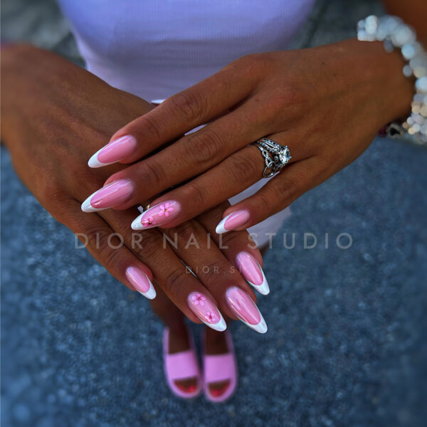 Nohti iz studia Dior Nail Studio