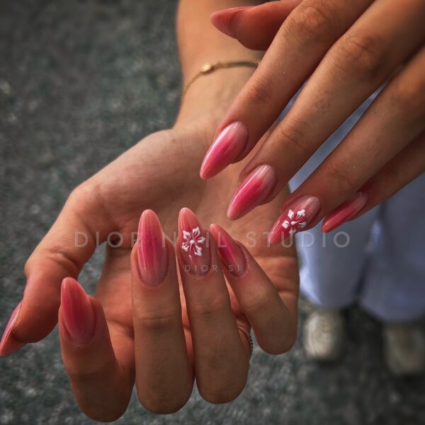Nohti iz studia Dior Nail Studio