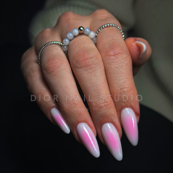 Nohti iz studia Dior Nail Studio