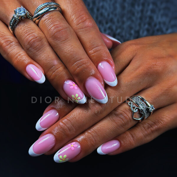 Nohti iz studia Dior Nail Studio