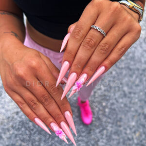 Zelo dolgi stiletto nohti v svetlo roza barvi s sijajem in 3D cvetlicami – Dior Nail Studio, Ljubljana