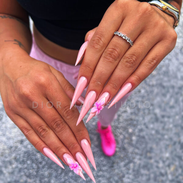 Nohti iz studia Dior Nail Studio