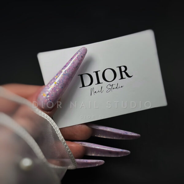 Nohti iz studia Dior Nail Studio