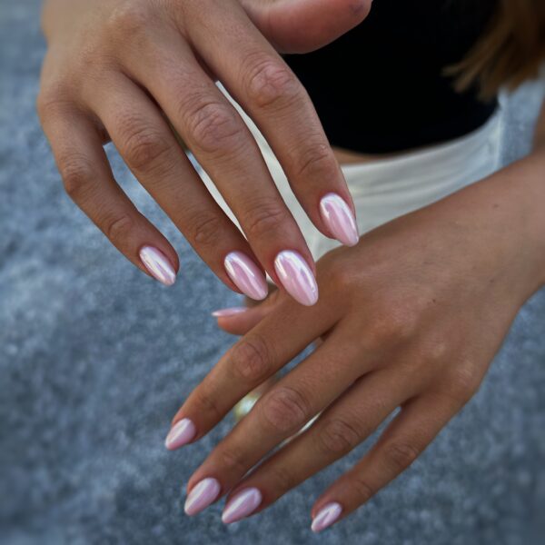 Nohti iz studia Dior Nail Studio