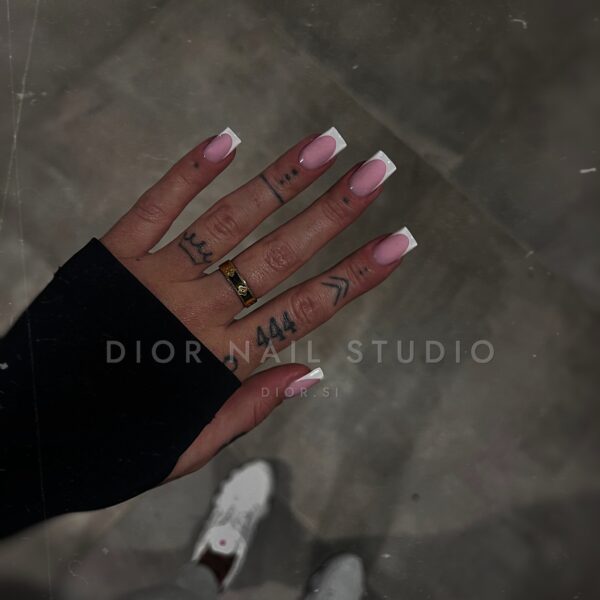 Nohti iz studia Dior Nail Studio