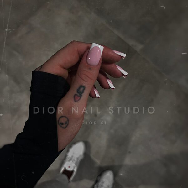 Nohti iz studia Dior Nail Studio