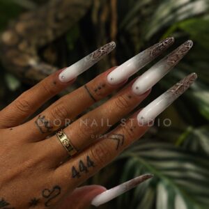 Zelo dolgi beli nohti s prehodom v kačji vzorec na konicah in kristalčki – Dior Nail Studio, Ljubljana