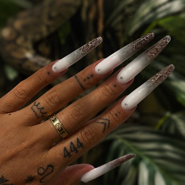 Nohti iz studia Dior Nail Studio