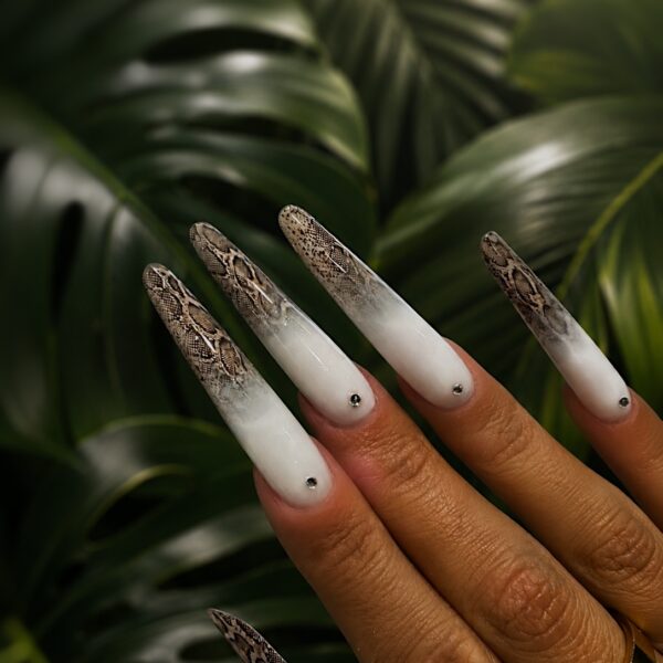 Nohti iz studia Dior Nail Studio