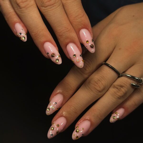 Nohti iz studia Dior Nail Studio