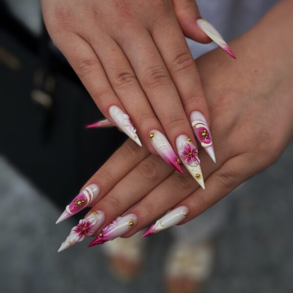 Nohti iz studia Dior Nail Studio