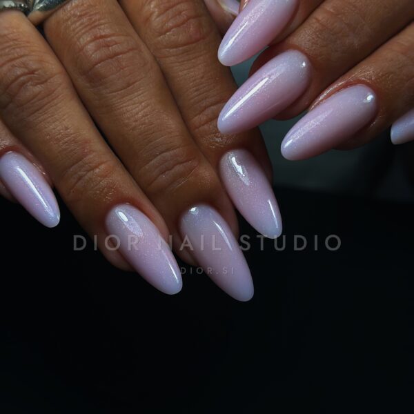 Nohti iz studia Dior Nail Studio