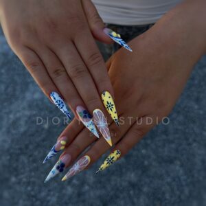 Dolgi stiletto nohti z ročno poslikavo modrih cvetlic, limon, citrusov in borovnic – Dior Nail Studio, Ljubljana