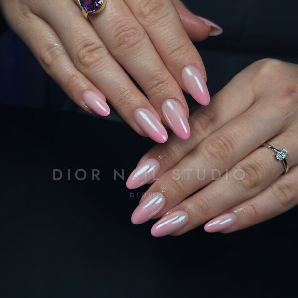 Nohti iz studia Dior Nail Studio