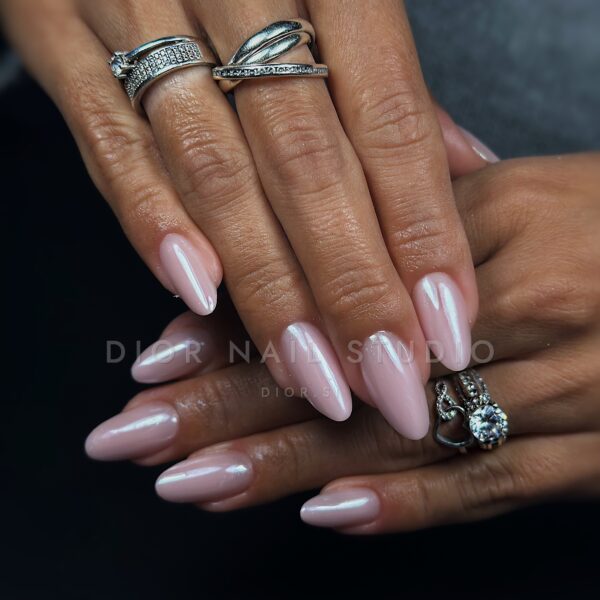 Nohti iz studia Dior Nail Studio
