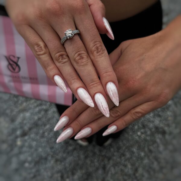 Nohti iz studia Dior Nail Studio