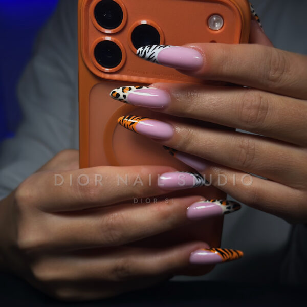 Nohti iz studia Dior Nail Studio