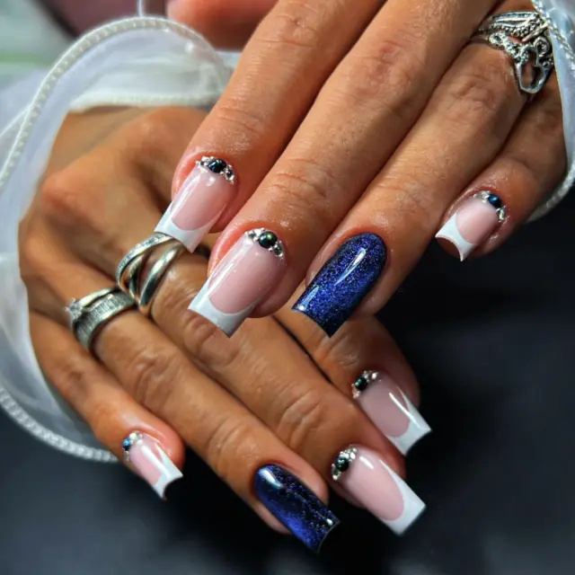 Cat eye in french z kristalcki. Drzna in popolna kombinacija.
.
.
.
.
.
@ritzynails_slovenija 
.
.
.
.
.
.
.
.
.
.
#cateyenailart #cateye #nail #nails #nailsofinstagram #nailsnailsnails #nailsofinstagram #nailsonpoint #nailstoinspire #nohtiljubljana #ljubljana #nohtislovenija #slovenija