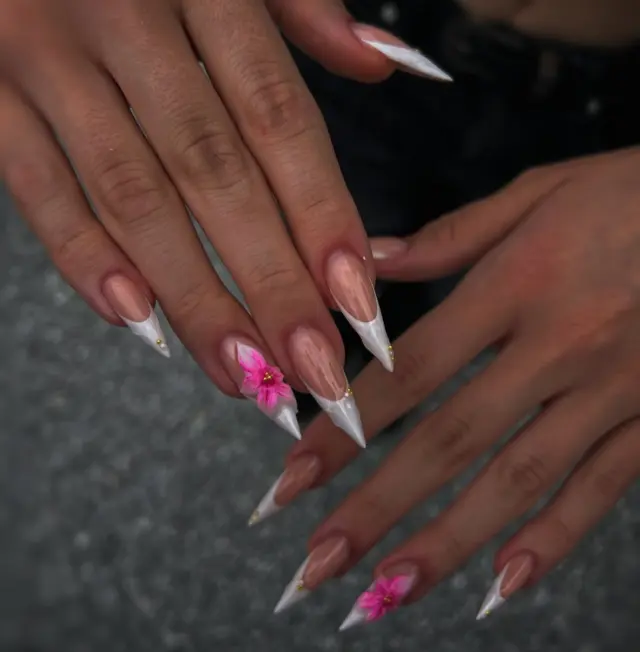 Bo-la-no, a se strinjamo🌸🥹🩷
.
.
.
.
.
@ritzynails_slovenija 
.
.
.
.
.
.
.
.
.
.
.#summernail #3dflowernails #stilettonails #nailstyle #frenchnails #nailsaddict #nailsart #nailsofinstagram #slovenianails #nohtiljubljana #ljubljana #bežigrad #nohtibežigrad #podaljševanjenohtov #gelnohti #nailsoftheday #nailsonfleek #nailsinspiration #nailpro