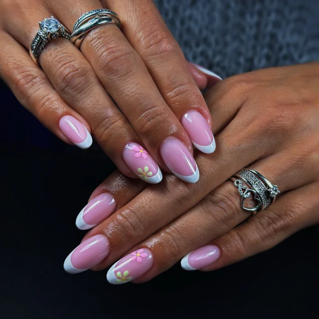 “Soft pink dreams with a floral twist 🌷✨”
.
.
.
.
@ritzynails_slovenija 
.
.
.
.
.
.
.
.
.
#springnails #nails #nailsofinstagram #nailsinspo #nailstagram