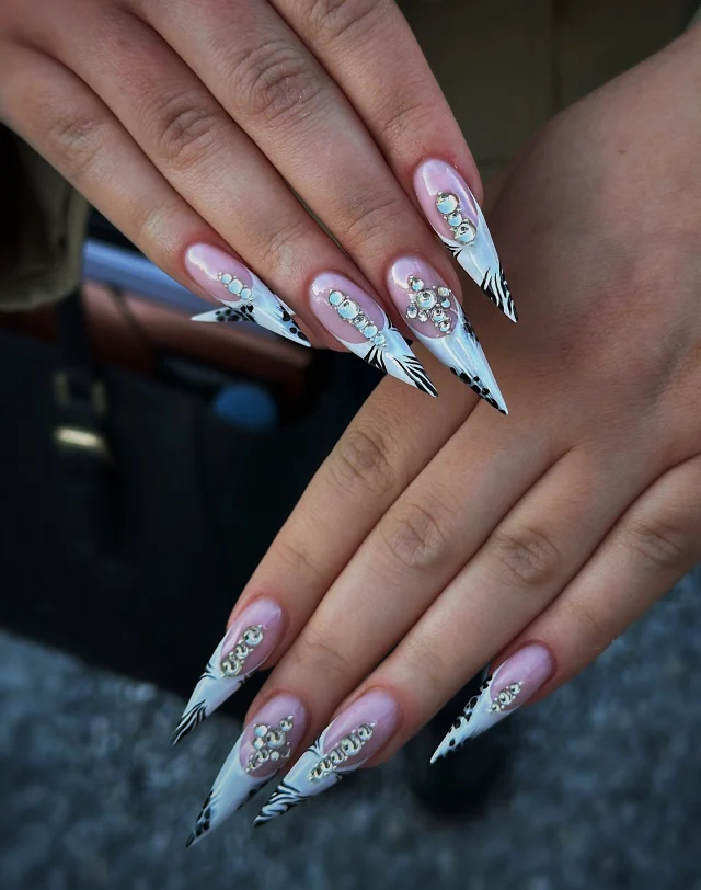 Clean, classy & a little bit extra ✨🤍
.
.
.
.
.
@ritzynails_slovenija 
.
.
.
.
.
.
.
#nails #nailsofinstagram #nailsaddict #nailsbyme #nailsinspo