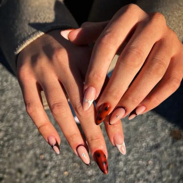 Zemeljski toni za jesenske dni🌞
.
.
.
.
@ritzynails_slovenija 
.
.
.
.
.
.
.
.
.
.
#autumnnail #nails #nailstyle #nailsart #nailsdesign #almondnails #nailsofinsta #nailsofinstagram #nailsaddict #nailstoinspire #slovenijanails #nailtech #nohti #nohtiljubljana #gelnohti