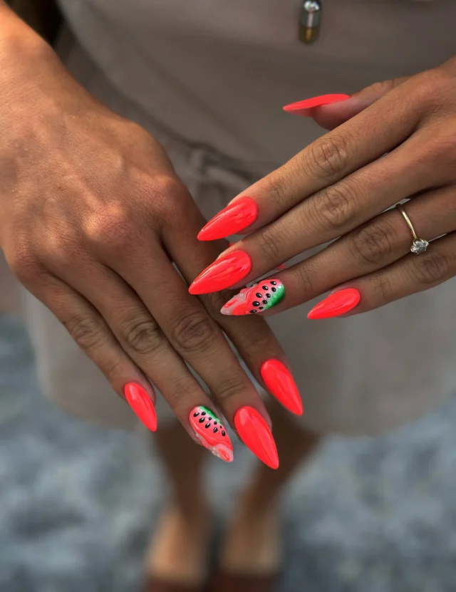 🍉 Summer vibes only ☀️💅

Neon koralni odtenek z igrivim watermelon designom – popolna kombinacija za poletne dni. 🌺✨