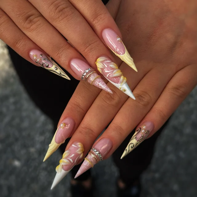 Soft glam, summer energy & a little sparkle never hurt anybody ✨
.
.
.
.
.
@ritzynails_slovenija 
.
.
.
.
.
.
.
.
.

#nailart #stilettonails #summernails #nailinspo #luxurynails